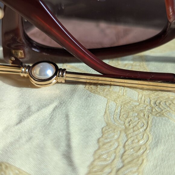 Missoma Le Specs Lyra Sphere Cat-Eye Sunglasses | Burgundy/Pearl - Picture 12 of 16